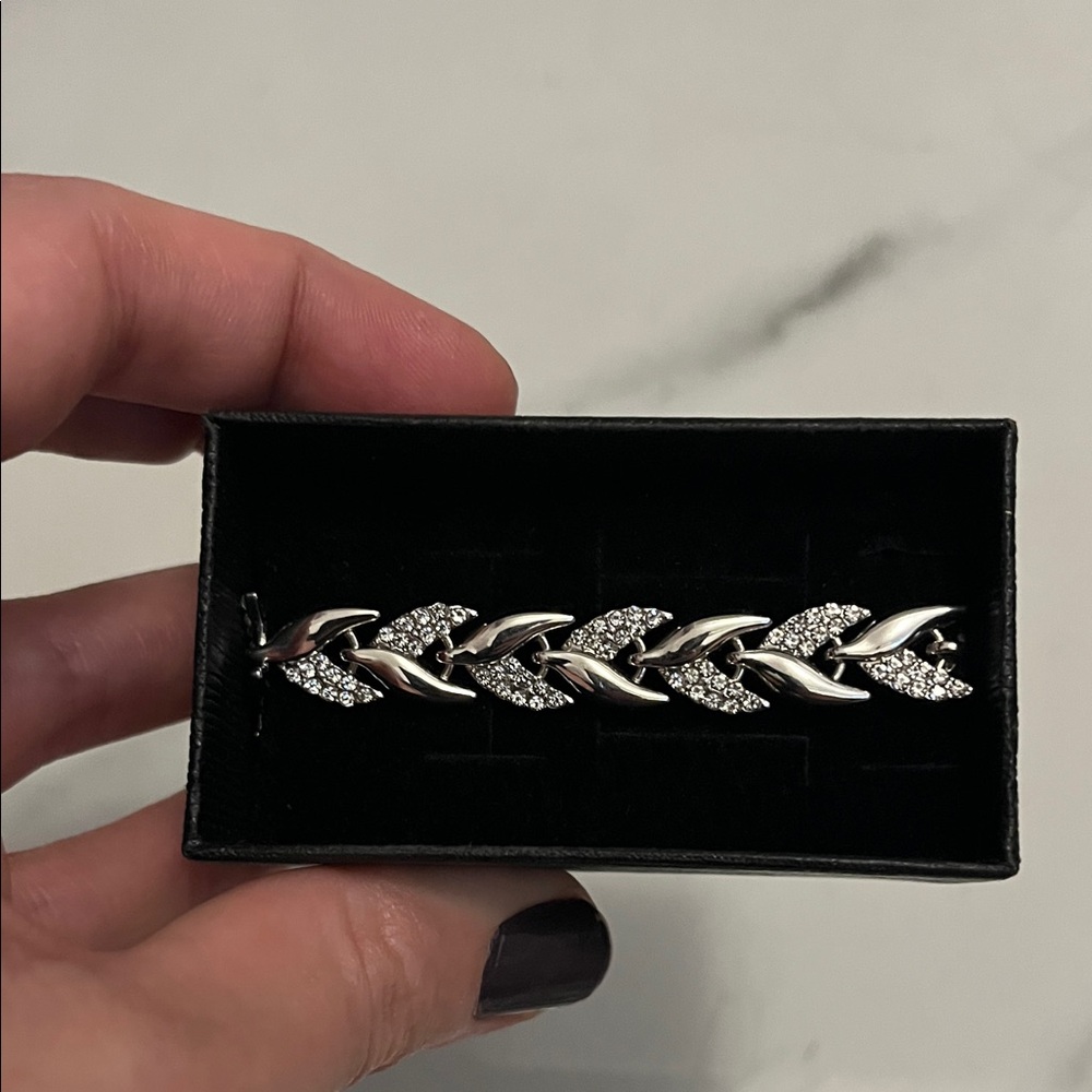 Fashion Jewelry Silver Leaf Link Bracelet with Matching Earrings - Picture 4 of 6